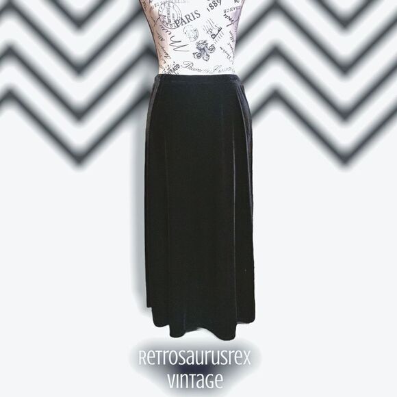 VINTAGE 1990’s Black Velvet Goth Style Elastic Waist Peasant Skirt, Medium - Picture 2 of 5